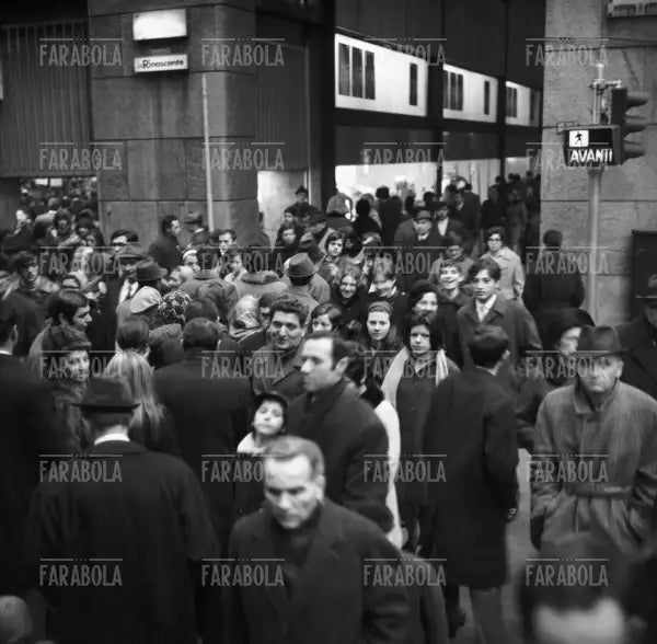 Folla sotto i portici di Corso Vittorio Emanuele a Natale, Milano, 1968
