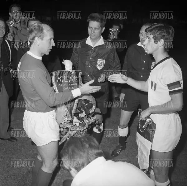Bobby Charlton e Gianni Rivera, semifinale di Coppa dei Campioni Milan-Manchester United, Milano, 1969