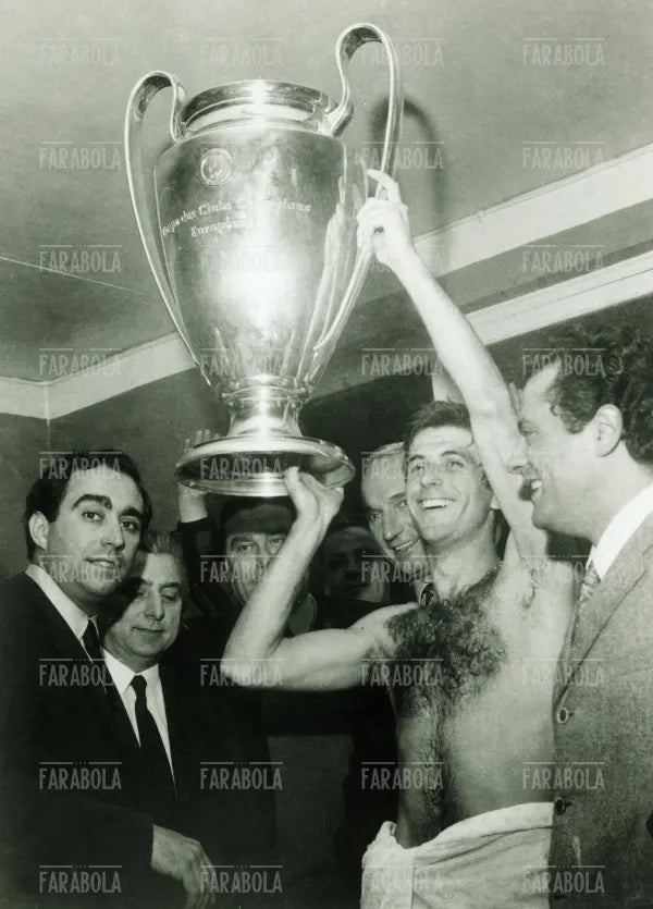 Franco Carraro, Nereo Rocco e Gianni Rivera con la Coppa dei Campioni, Milan-Ajax, Madrid, 1969