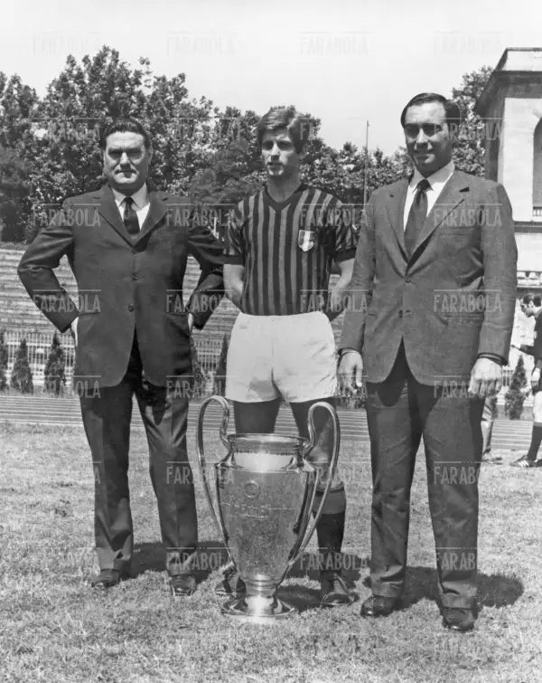 Nereo Rocco, Gianni Rivera e Franco Carraro con la Coppa dei Campioni, Arena, Milano, 1969