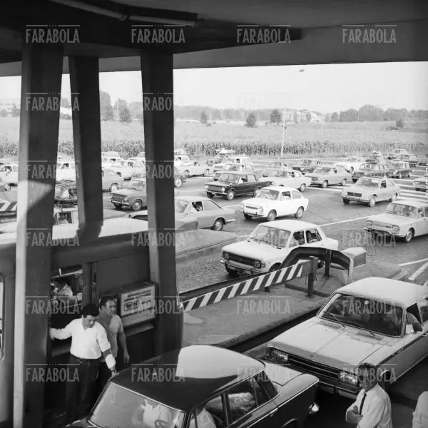 Traffico a un casello dell'Autostrada del Sole, Rientro dalle vacanze, 1969