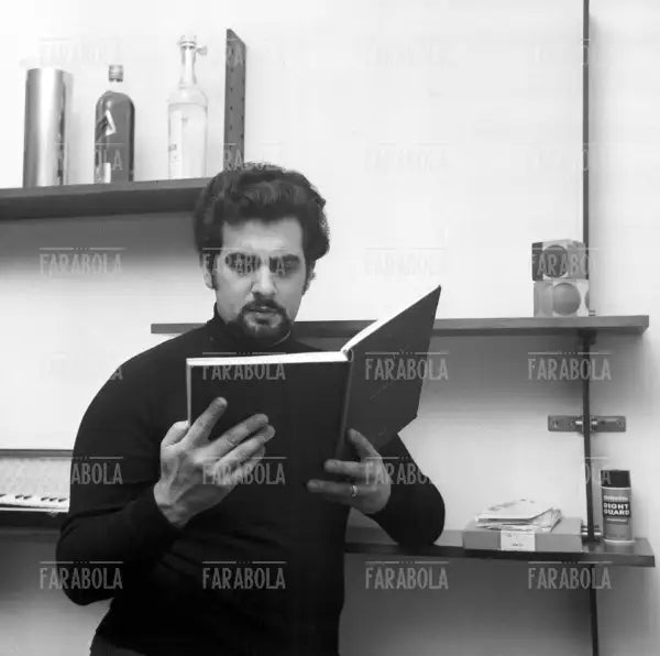 Placido Domingo legge lo spartito dell'Ernani di Giuseppe Verdi, Milano, 1969