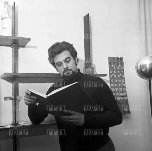 Placido Domingo legge lo spartito dell'Ernani di Giuseppe Verdi, Milano, 1969