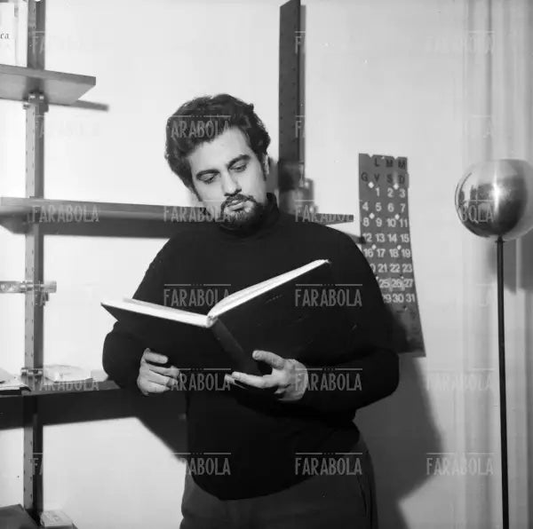 Placido Domingo legge lo spartito dell'Ernani di Giuseppe Verdi, Milano, 1969