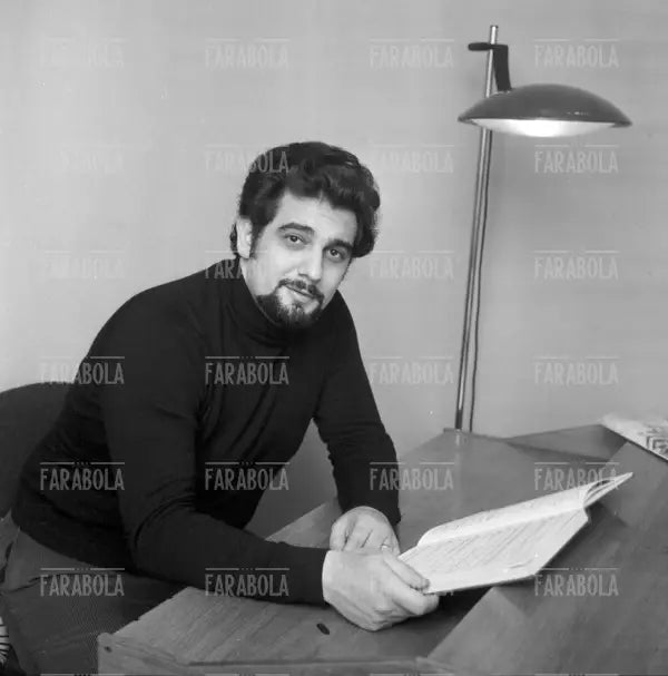 Placido Domingo legge lo spartito dell'Ernani di Giuseppe Verdi, Milano, 1969