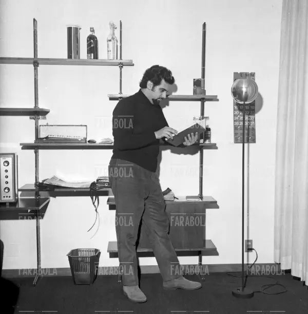 Placido Domingo legge lo spartito dell'Ernani di Giuseppe Verdi, Milano, 1969