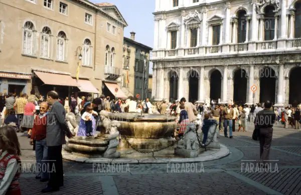 Piazza Vecchia con la Fontana Contarini, Bergamo Alta, 1970