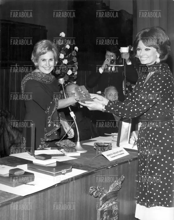 Sophia Loren e Renata Pescanti Botti, Premio Madonnina, Milano, 1975