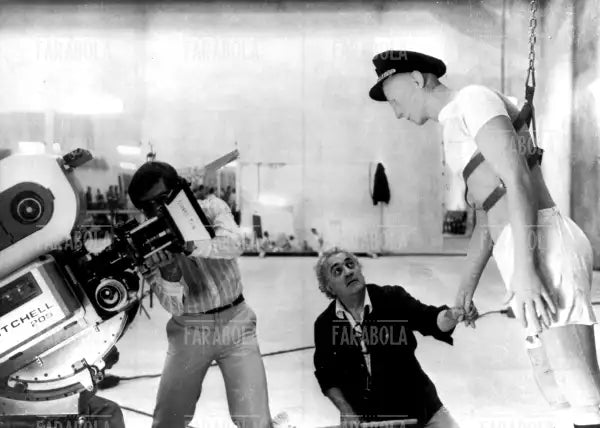 Federico Fellini sul set del film La città delle donne, 1980