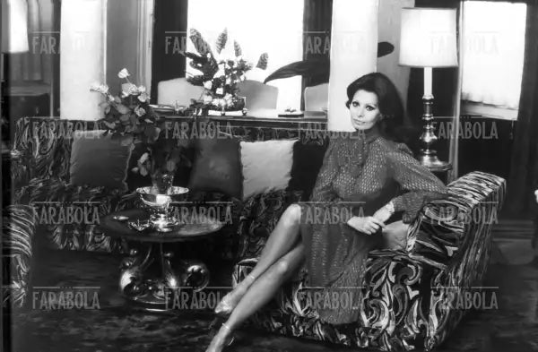 Sophia Loren nel soggiorno di casa, Parigi, 1982
