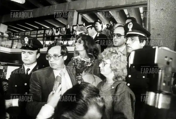 Sophia Loren e la sorella Maria Scicolone all'aeroporto prima del carcere per evasione fiscale, Roma, 1982