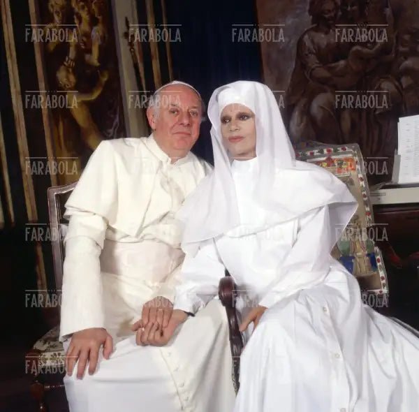 Dario Fo vestito da Papa e Franca Rame da suora, Commedia Il Papa e la strega, 1989