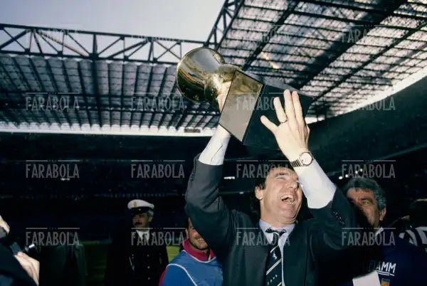 Dino Zoff con la Coppa Italia, finale Milan-Juventus, Stadio Meazza, Milano, 1990
