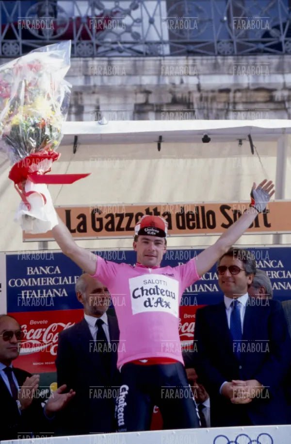 Gianni Bugno sul podio del Giro d'Italia, Milano, 1990
