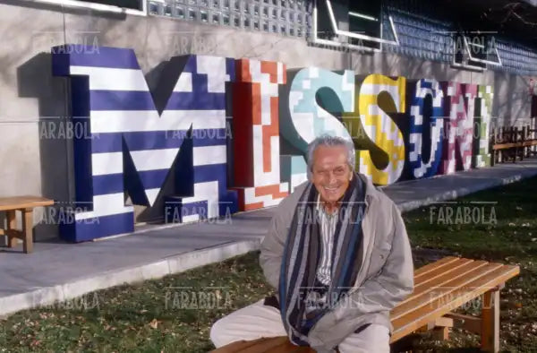 Ottavio Missoni davanti alla sede della sua azienda, Sumirago, anni 90