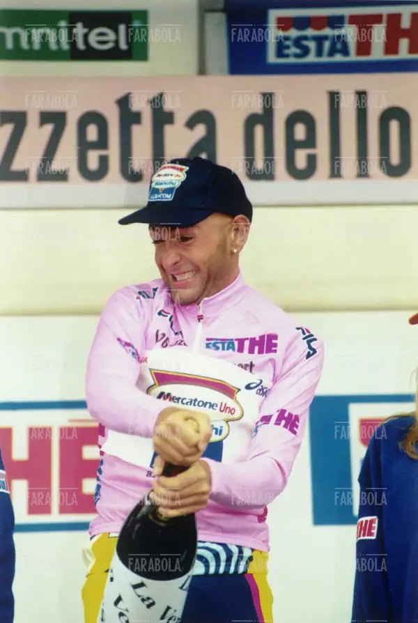 Marco Pantani in maglia rosa al Gran Sasso, Giro d'Italia, 1999