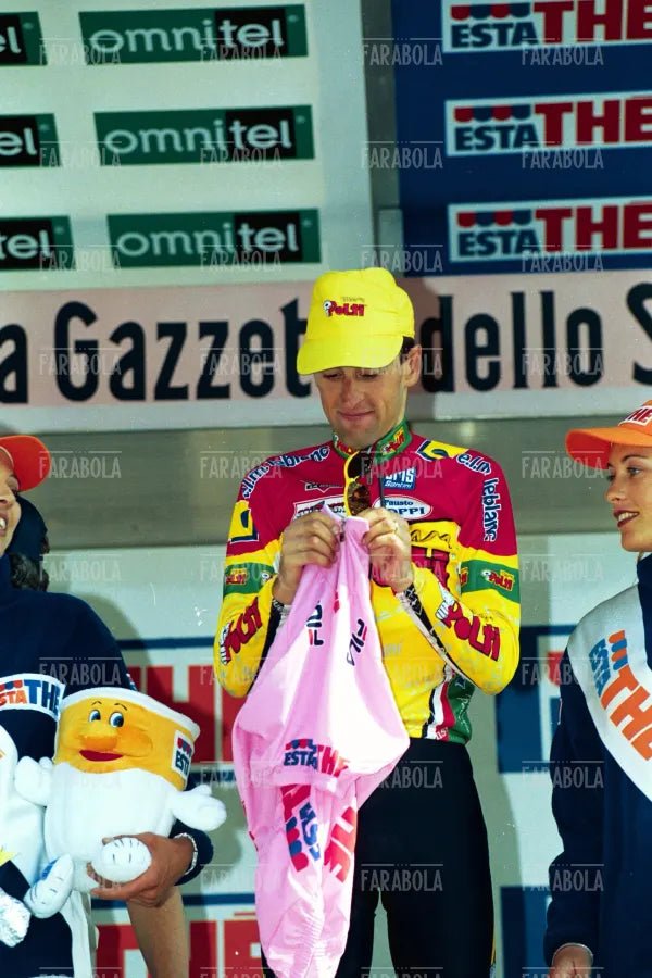 Ivan Gotti in maglia rosa sul podio dell'Aprica, Giro d'Italia, 1999