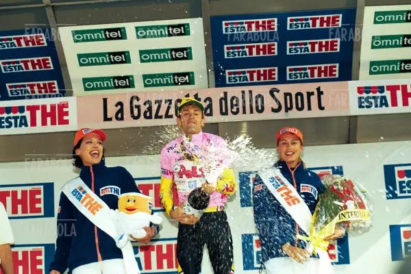 Ivan Gotti in maglia rosa sul podio dell'Aprica, Giro d'Italia, 1999