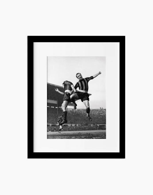 Tiro di testa di Amadei, Inter 1949 — stampa fine art con cornice nera