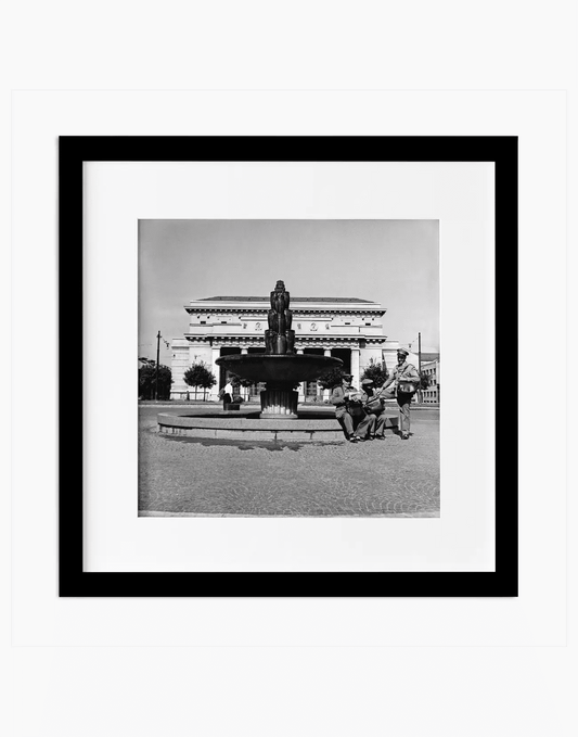Stazione Centrale, Milano 1951 — stampa fine art con cornice nera