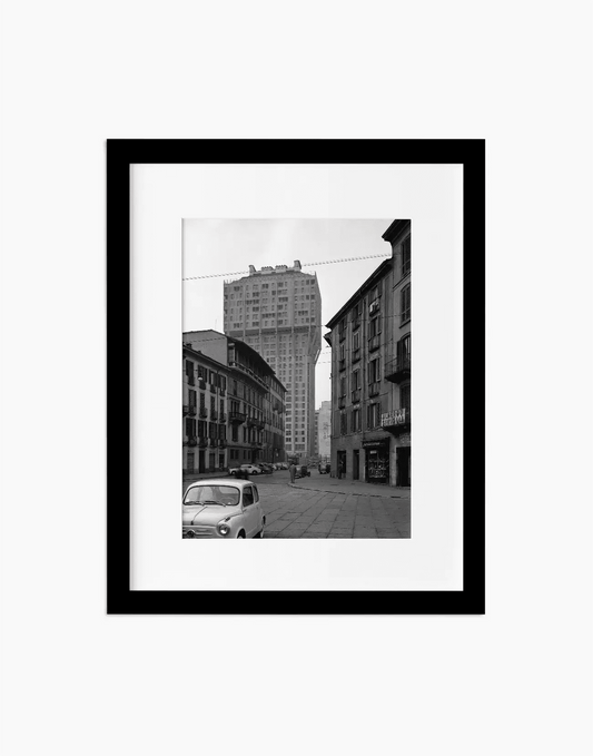 Torre Velasca, Milano 1958 — stampa fine art con cornice nera