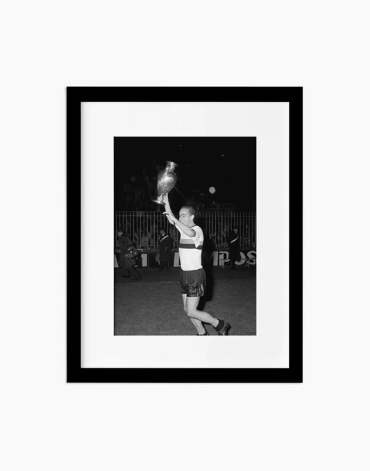 Suarez alza la Coppa Campioni, Inter 1965 — stampa fine art con cornice nera