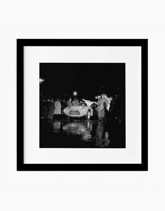 Villoresi su Ferrari, Mille Miglia 1951 — stampa fine art con cornice nera