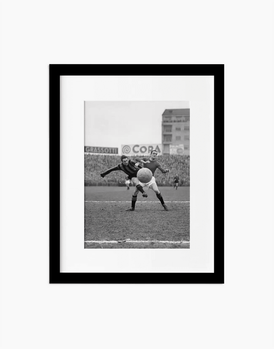 Tiro di Lorenzi, Inter-Como 1952 — stampa fine art con cornice nera
