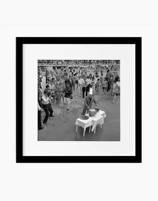 Tognazzi cucina gli spaghetti, Cannes 1964 — stampa fine art con cornice nera