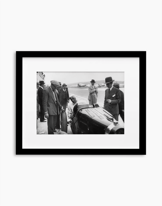 Achille Varzi su Bugatti, 1932 — stampa fine art con cornice nera