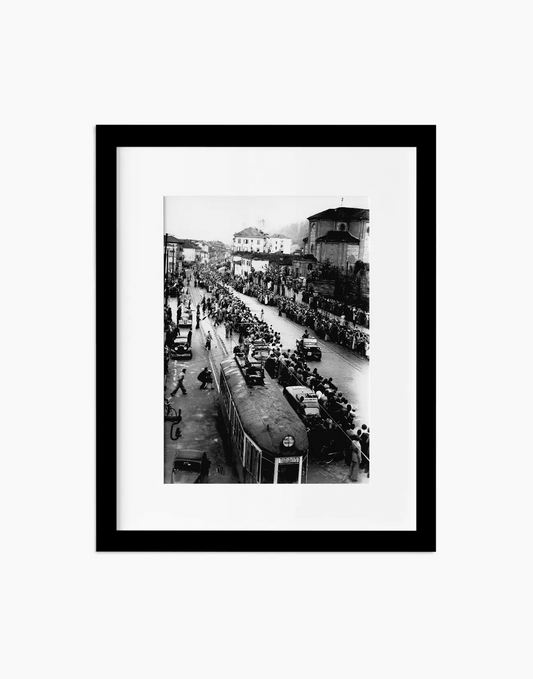 Traguardo di tappa a Torino, Giro d'Italia 1948 — stampa fine art con cornice nera