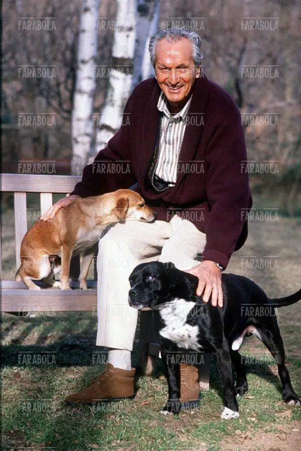 Ottavio Missoni con il suo cane, anni 2000