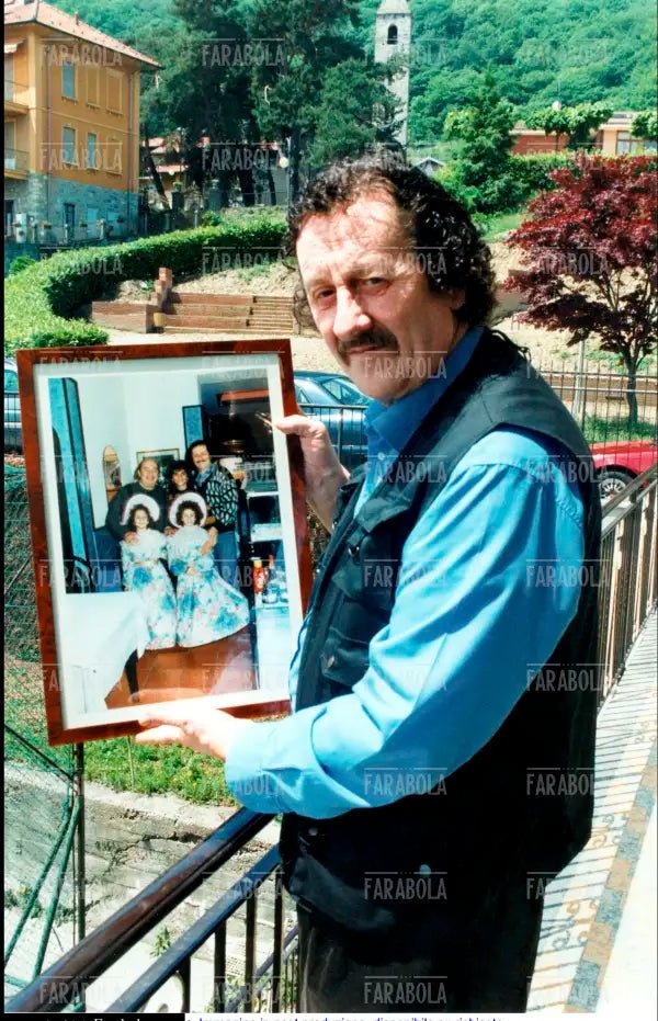 Luciano Lutring mostra una foto con Lino Banfi, Massino Visconti, 2001