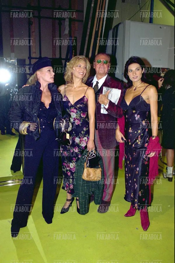 Ursula Andress, Daniela Poggi, Renzo Arbore e Nadia Bengala, sfilata di Mariella Burani, Milano, 2001