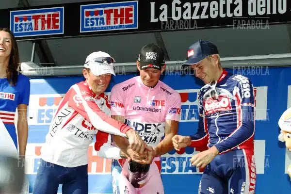 Tyler Hamilton, Paolo Savoldelli e Pietro Caucchioli sul podio del Giro d'Italia, Milano, 2002