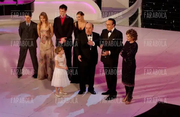 Il cast di Un medico in famiglia con Pippo Baudo, Festival di Sanremo, 2003