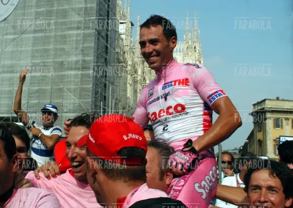 Gilberto Simoni portato in trionfo dai tifosi, cronometro all'Idroscalo, Giro d'Italia, Milano, 2003