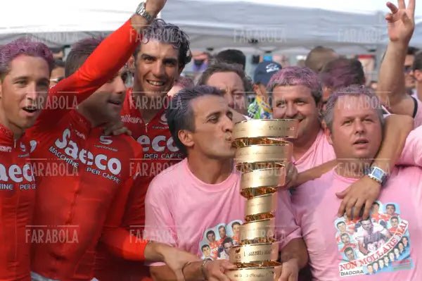 I tifosi di Gilberto Simoni con la coppa, cronometro all'Idroscalo, Giro d'Italia, Milano, 2003