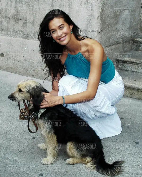 Megan Gale e la cagnolina Mina, campagna contro l'abbandono degli animali, Milano, 2003