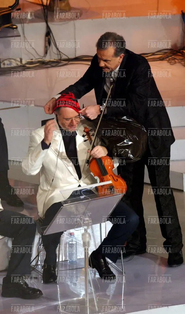 Gene Gnocchi distribuisce all'orchestra il cappellino di Tony Renis, Festival di Sanremo, 2004
