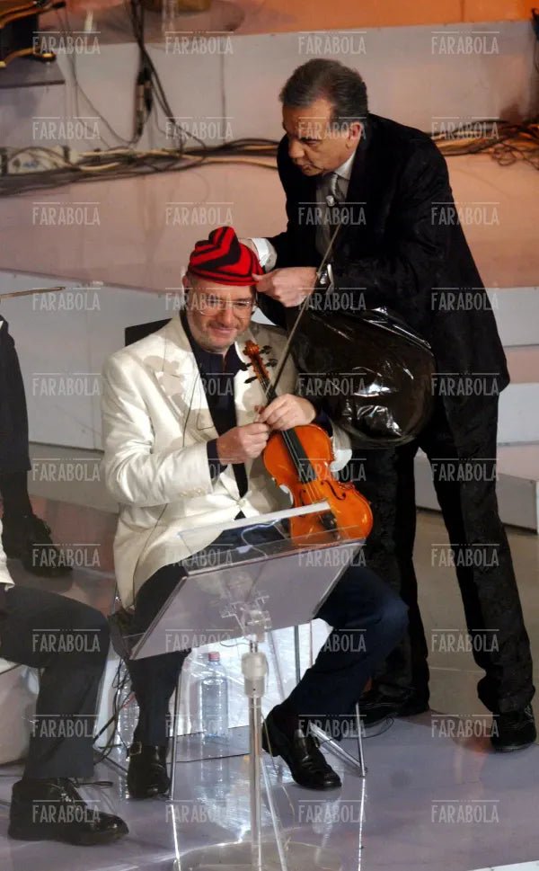 Gene Gnocchi distribuisce all'orchestra il cappellino di Tony Renis, Festival di Sanremo, 2004