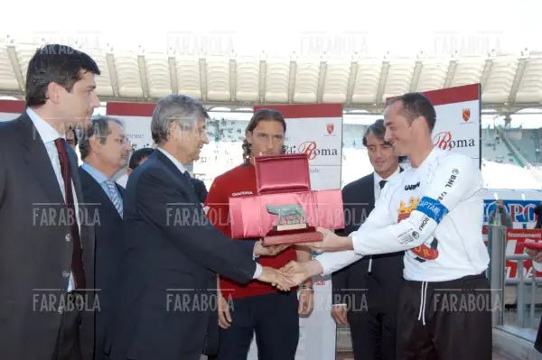 Gianni Rivera premia il capitano del Palio di Roma, Lazio-Roma, 2004