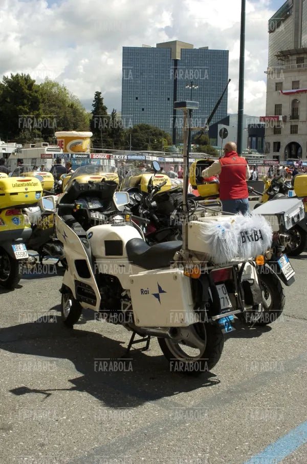 La moto della Rai in Piazza della Vittoria, cronoprologo del Giro d'Italia, Genova, 2004