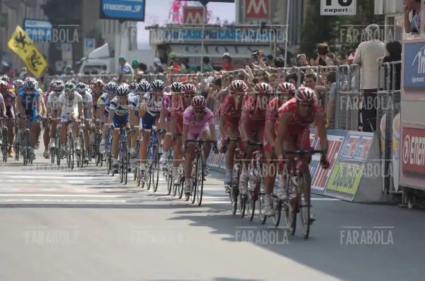 Damiano Cunego in maglia rosa sul traguardo, arrivo del Giro d'Italia, Milano, 2004