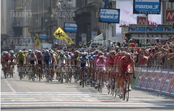 Damiano Cunego in maglia rosa sul traguardo, arrivo del Giro d'Italia, Milano, 2004