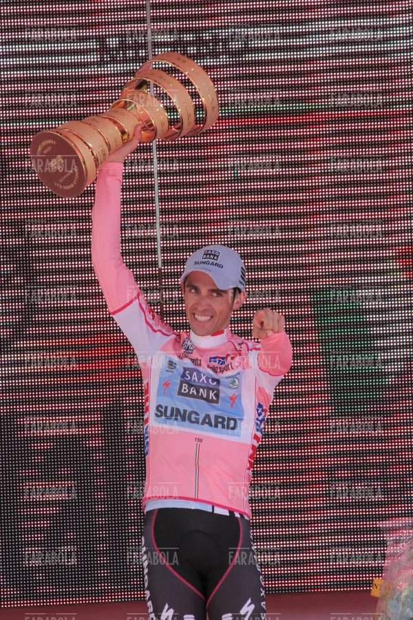 Alberto Contador vincitore con la coppa, Giro d'Italia, Milano, 2011
