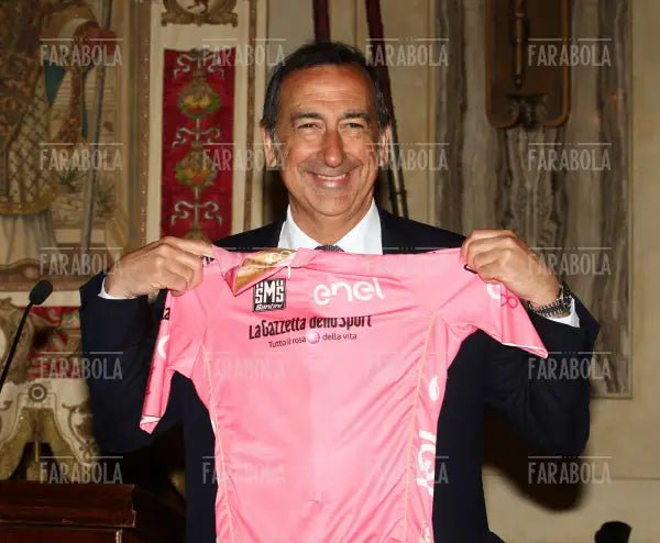 Giuseppe Sala con la maglia rosa, presentazione della tappa milanese del Giro d'Italia, Milano, 2017