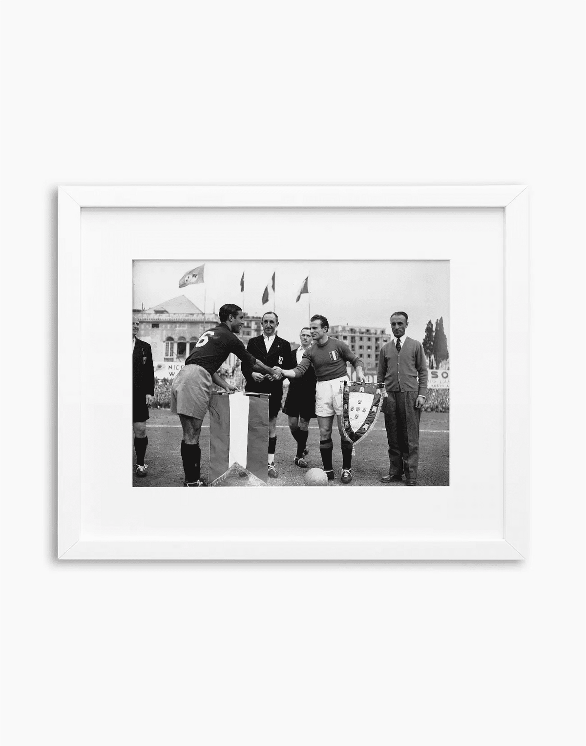 Valentino Mazzola e Chico Ferreira, Italia-Portogallo 1949 — stampa fine art con cornice bianca