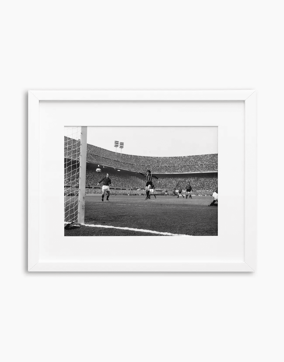 Tiro di Boninsegna, Inter-Milan 1971 — stampa fine art con cornice bianca