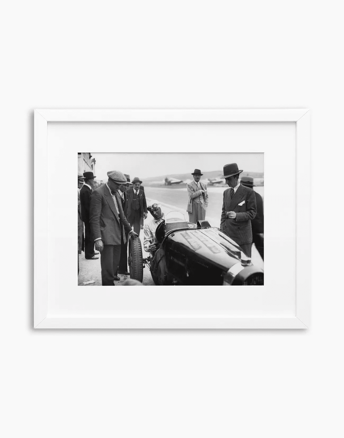 Achille Varzi su Bugatti, 1932 — stampa fine art con cornice bianca